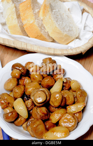 Tapas - ganze Champignons und Knoblauchzehen mit Brot, Andalusien, Spanien, Westeuropa. Stockfoto