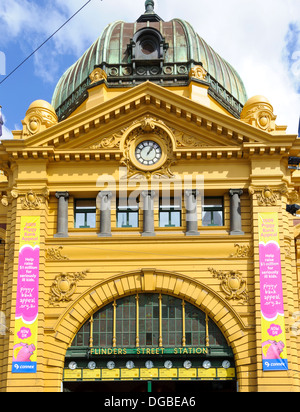 Flinders Street Station: eine der berühmtesten Sehenswürdigkeiten in Melbourne, Australien Stockfoto