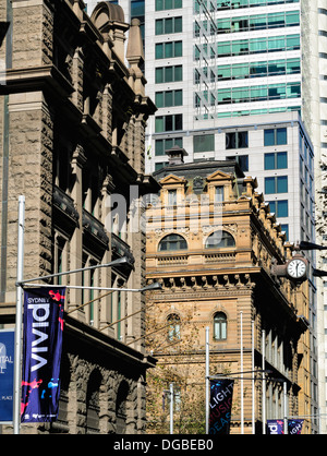 Australische Kontraste in der Architektur: alte Sandstein gegen moderne Glas und Stahl. George Street, Sydney. Stockfoto