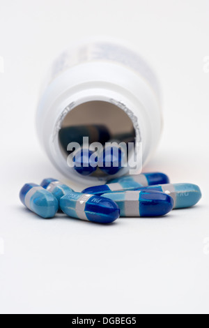 Tylenol PM Schlaftabletten verschüttet aus Flasche auf weißem Hintergrund Stockfoto