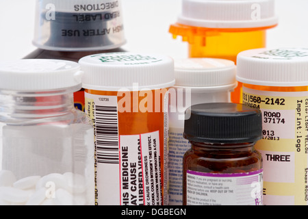 Mehreren Pille und Vitamin Flaschen aus einer Hausapotheke auf weißem Hintergrund Stockfoto