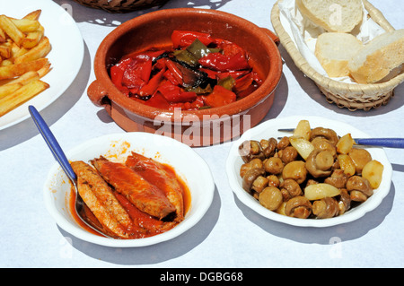 Spanische Tapas Auswahl von Makrelen, Champignons und Paprika, Andalusien, Spanien, Westeuropa. Stockfoto