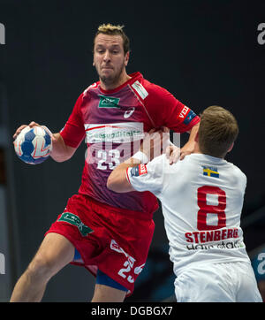 Hamburg, Deutschland. 17. Oktober 2013. Hamburgs Pascal Hens wetteifert um den Ball gegen Halmstad Albin Stenberg während der Herren Handball Champions League Spiel Gruppe D HSV Hamburg Vs HK Halmstad in der Alsterdorfer Sporthalle in Hamburg, Deutschland, 17. Oktober 2013. Foto: Maja Hitij/Dpa/Alamy Live News Stockfoto