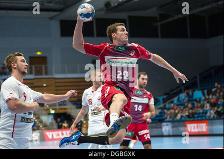 Hamburg, Deutschland. 17. Oktober 2013. Hamburgs Kentin Mahe wetteifert um den Ball gegen Halmstad David Loefgren (L) bei den Herren Handball Champions League Spiel Gruppe D HSV Hamburg Vs HK Halmstad in der Alsterdorfer Sporthalle in Hamburg, Deutschland, 17. Oktober 2013. Foto: Maja Hitij/Dpa/Alamy Live News Stockfoto