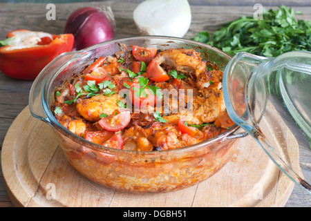 Auflauf von Hähnchen in eine Auflaufform Beweis mit Gemüse Stockfoto