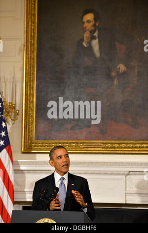 Washington, DC, USA. 17. Oktober 2013. US-Präsident Barack Obama macht Bemerkungen bezüglich der Wiedereröffnung der US-Regierung unter ein Porträt von Abraham Lincoln, im Weißen Haus in Washington, DC, USA, 17. Oktober 2013. Obama, dankte Angestellte des Bundes für die Arbeit, die sie tun, drängte den Kongress an drei dringende Sendungen: übergeben Sie ein Budget, einig, Reform der Einwanderung und Bauernhof Rechtsvorschrift. Bildnachweis: Mike Theiler / Pool über CNP/Dpa/Alamy Live News Stockfoto