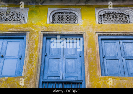 Indien, Rajasthan, Pushkar, alt blau lackierten hölzernen Fensterläden Stockfoto