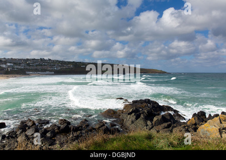 Porthmeor beach St Ives Cornwall England mit weißen Wellen, blauen Himmel und weiße Wolken, wo liegt die Kunstgalerie Tate Stockfoto