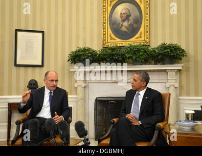 Washington, DC, USA. 17. Oktober 2013. United States President Barack Obama (R) hört auf Äußerungen von Ministerpräsident Enrico Letta von Italien nach einem bilateralen Treffen im Oval Office des weißen Hauses in Washington, DC, USA, 17. Oktober 2013. Die beiden Verantwortlichen diskutiert Wirtschaftsbeziehungen sowie militärischen Beziehungen und US-Euro ausgibt. Bildnachweis: Mike Theiler / Pool über CNP/Dpa/Alamy Live News Stockfoto