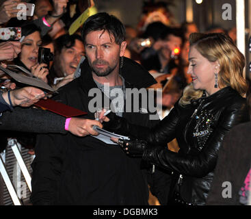 Berlin, Deutschland. 17. Oktober 2013. Madonna kümmern sich um die Eröffnungsveranstaltung von ihrem Fitnessclub "Hard Candy" in Berlin. 17. Oktober 2013. Bildnachweis: Dpa picture Alliance/Alamy Live News Stockfoto