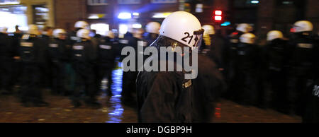 Hamburg, Deutschland. 17. Oktober 2013. Polizei für eine Kette vor Demonstranten auf dem Gaensemarkt in Hamburg, Deutschland, 17. Oktober 2013. Rund 500 Fans der "Lampedusa" Flüchtlinge versammelten sich in der Hamburger Innenstadt am Donnerstagabend. Foto: AXEL HEIMKEN/Dpa/Alamy Live News Stockfoto