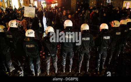 Hamburg, Deutschland. 17. Oktober 2013. Polizei für eine Kette vor Demonstranten auf dem Gaensemarkt in Hamburg, Deutschland, 17. Oktober 2013. Rund 500 Fans der "Lampedusa" Flüchtlinge versammelten sich in der Hamburger Innenstadt am Donnerstagabend. Foto: AXEL HEIMKEN/Dpa/Alamy Live News Stockfoto