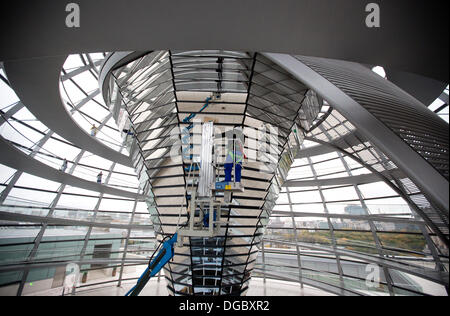 Berlin, Deutschland. 18. Oktober 2013. Mitarbeiter reinigen die gläserne Kuppel des Reichstagsgebäudes in Berlin, Deutschland, 18. Oktober 2013. Vertreter werden für ihre konstituierenden Sitzung am 22. Oktober 2013 zusammenkommen. Foto: KAY NIETFELD/Dpa/Alamy Live News Stockfoto