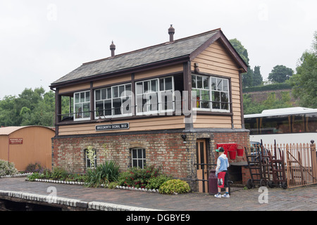 Dampf-Ära Eisenbahn Stellwerk an Bridgnorth Station auf der Linie der Severn Valley Railway Heritage, Shropshire, England. Stockfoto