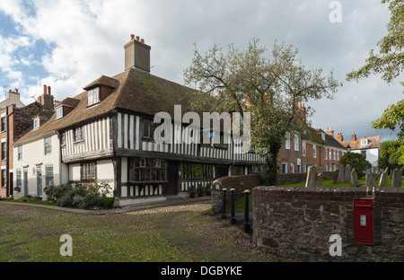 Gepflasterten Straßen und alten Häusern am Kirchplatz, Roggen, East Sussex, UK Stockfoto