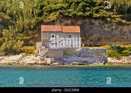 Steinhaus am Strand in dalmatinischen Insel Susak, Kroatien Stockfoto