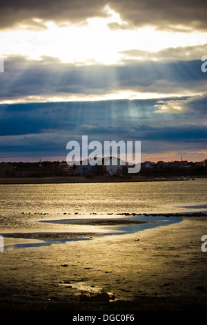 Sonnenstrahlen durch die Wolken in Stadt Nin, Dalamatiens, Kroatien Stockfoto