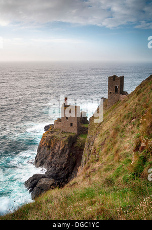 Die Kronen auf Botallack in der Nähe von Lands End in Cornwall, ikonischen Ruinen übrig von den Kornisches Zinn Bergbau und jetzt eine Welt Stockfoto