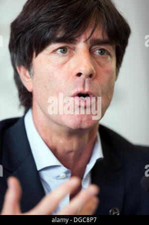 Frankfurt Main, Deutschland. 18. Oktober 2013. Fußball-Team Cheftrainer Joachim Loew spricht während einer Pressekonferenz in der Zentrale des deutschen Fußball-Bundes in Frankfurt Main, Deutschland, 18. Oktober 2013. Löw verlängert seinen Vertrag als Trainer der deutschen Fußball-Nationalmannschaft für zwei weitere Jahre. Foto: Frank Rumpenhorst/Dpa/Alamy Live News Stockfoto