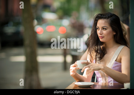 Mitte Erwachsenfrauen Kaffeetrinken im Straßencafé Stockfoto