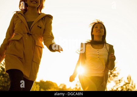 Zwei junge Frauen laufen im park Stockfoto