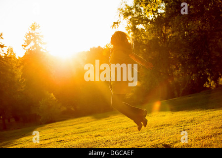 Junge weibliche springen im park Stockfoto