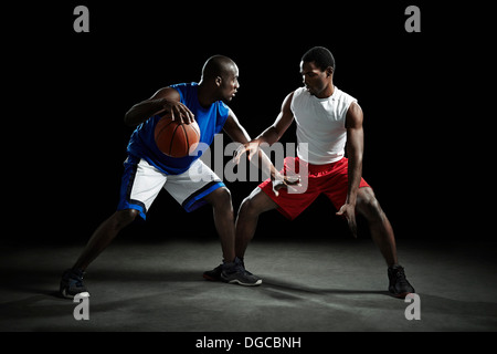 Basketball-Spieler im Wettbewerb für ball Stockfoto