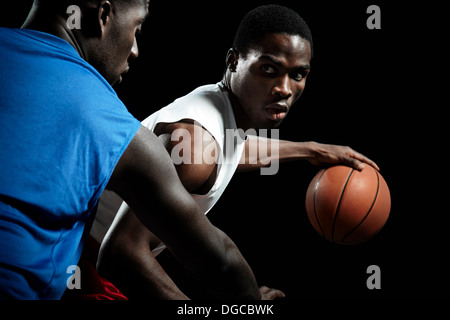 Männer Basketball-Spieler im Wettbewerb für ball Stockfoto