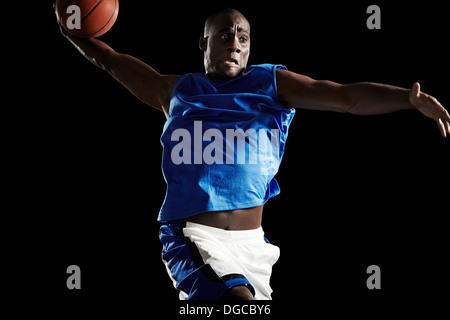 Männer Basketball Spieler schießen ball Stockfoto