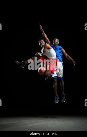 Männer Basketball-Spieler springen und schießen ball Stockfoto