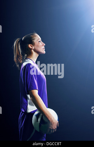 Studioaufnahme der weibliche Fußball-Spieler mit ball Stockfoto