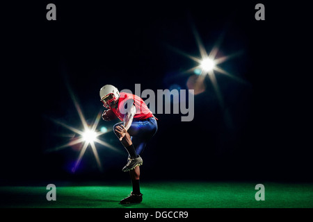 US-amerikanischer American-Football-Spieler werfen ball Stockfoto