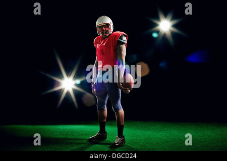 US-amerikanischer American-Football-Spieler mit ball Stockfoto