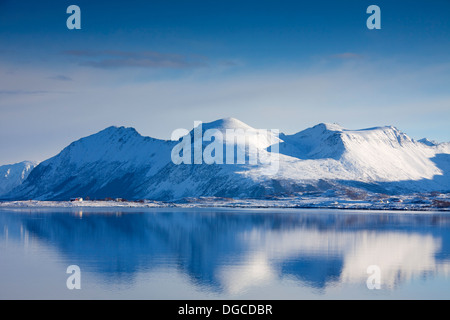 Der Berg Mount Håtinden / Hatinden im Schnee im Winter, Vestvågøya, Lofoten Inseln, Norwegen, Skandinavien Stockfoto