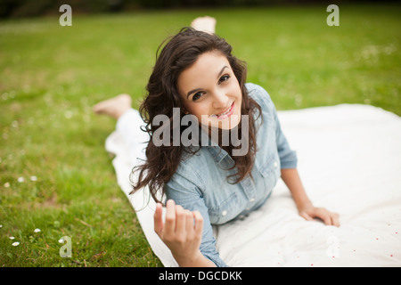 Junge Frau im Park, Lächeln, Porträt Stockfoto
