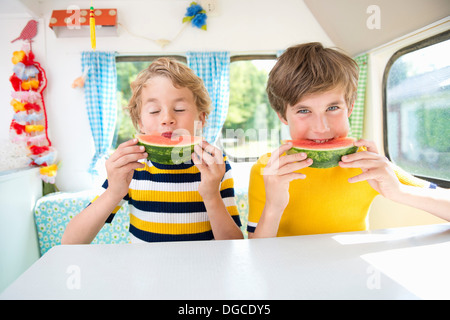 Jungen Essen Wassermelone im Wohnwagen, Porträt Stockfoto
