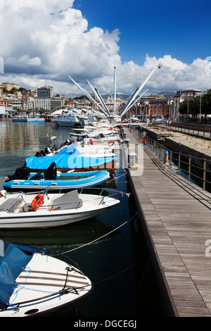 Boote und Bigo am alten Hafen in Genua Ligurien Italien Stockfoto