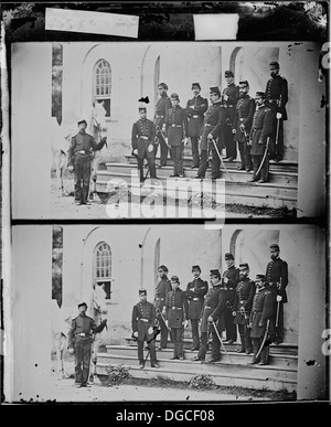 General Irvin McDowell, ein Offizier der Union Army während des Amerikanischen Bürgerkriegs, ist mit seinem achtköpfigen Stab abgebildet. McDowell spielte eine Schlüsselrolle in den frühen Stadien des Krieges, insbesondere in der ersten Schlacht am Bull Run. Stockfoto