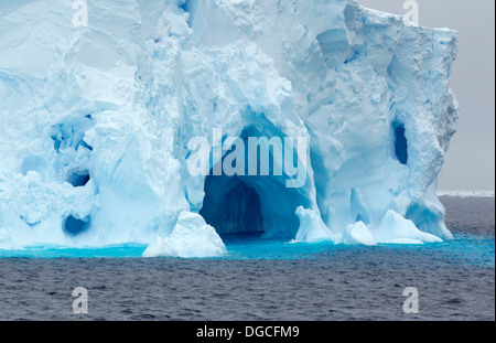 Eisberg, Eisscholle, im südlichen Ozean, 180 Meilen nördlich von Ostantarktis, Antarktis Stockfoto