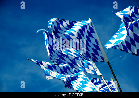 Flaggen des Landes Bayern im Süden Deutschlands Stockfoto