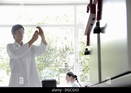 Chemiestudenten im Labor Stockfoto