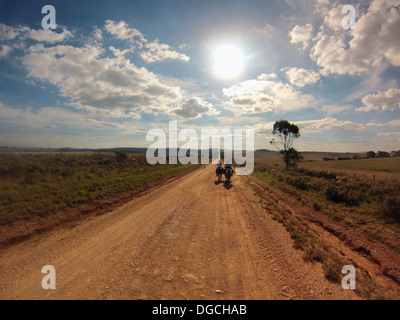 Senior woman Reitpferd auf Feldweg, Uruguay Stockfoto