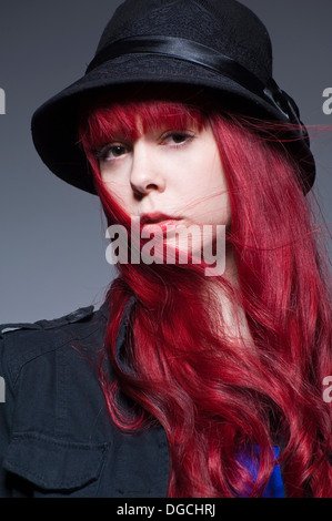 Junge Frau mit langen roten Haaren, Porträt Stockfoto