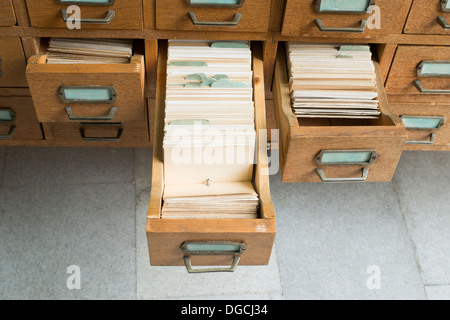 Altes Archiv mit Holzschubkästen Stockfoto
