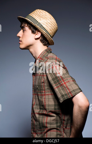 Junger Mann mit Hut und kurzen Ärmeln t-Shirt, Profil Stockfoto