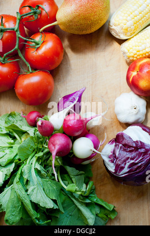 Radieschen, Strauchtomaten und Birne, Draufsicht Stockfoto