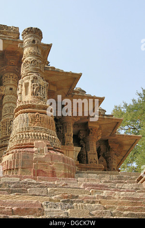 Ein Stein geschnitzte Säule, und Lotus Petal Kuppel, Surya Mandir. Der Sonnentempel, Modhera, Gujarat, Indien.
