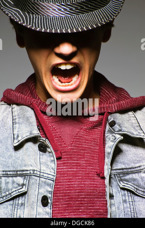 Junger Mann, trägt Hut und schreien, Studio gedreht Stockfoto