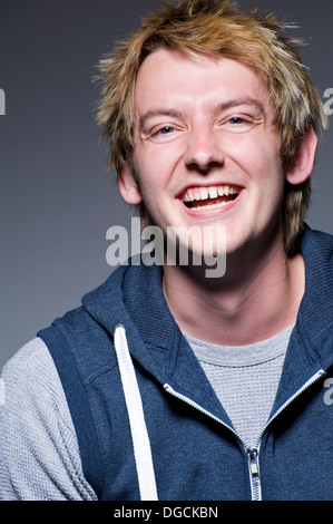 Junger Mann beim Lachen im Studio, Porträt Stockfoto