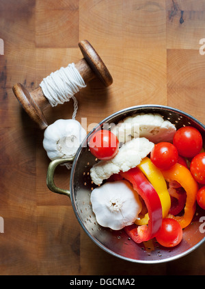 Sieb von geschnittenem Blumenkohl, Paprika und Tomaten, Draufsicht Stockfoto